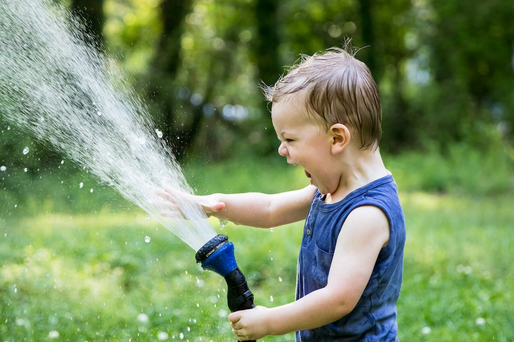 Pourquoi jouer dehors reste la meilleure chose que vous puissiez offrir à votre enfant