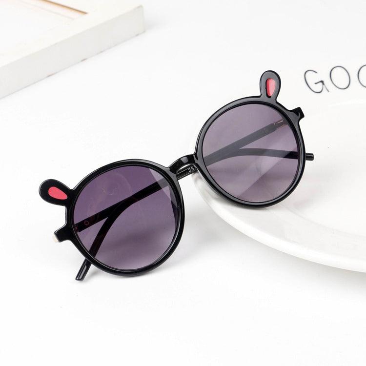 Occhiali da sole alla moda per bambino