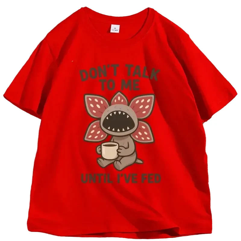 T-shirt démogorgon humour rouge avec créature cartoon gris et rose tenant une tasse et texte humour culture pop