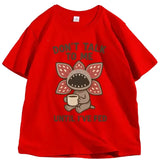 T-shirt démogorgon humour rouge avec créature cartoon gris et rose tenant une tasse et texte humour culture pop