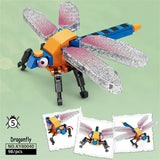 Ensemble lego moc insectes forêt représentant une libellule colorée avec ailes transparentes et corps orange et bleu