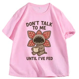 T-shirt démogorgon humour rose avec illustration cartoon et texte ne me parle pas avant que jai mangé en brun foncé
