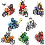 Set de huit figurines lego ninjago chacune roulant une moto colorée orange rouge bleu vert violet lego ninjago dragon rising