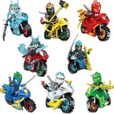 Ensemble de huit figurines lego ninjago colorées sur motos détaillées avec des designs thématiques inspirés lego ninjago dragon rising