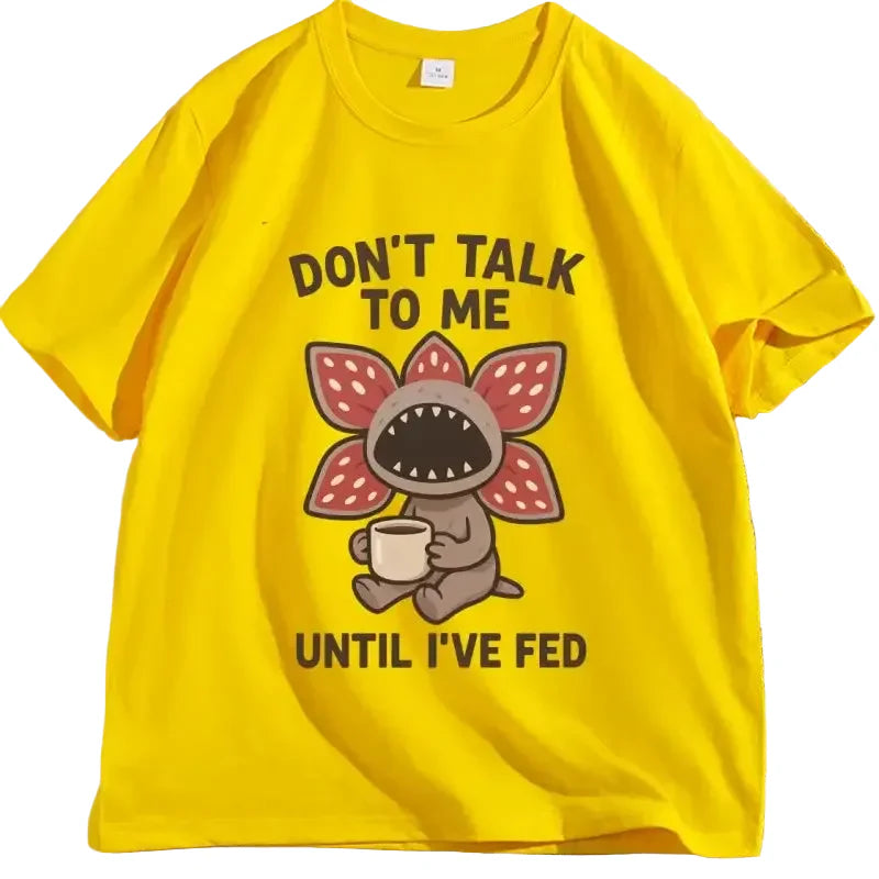 T-shirt démogorgon humour jaune avec illustration cartoon et texte ne me parle pas avant que j’ai mangé pour culture pop