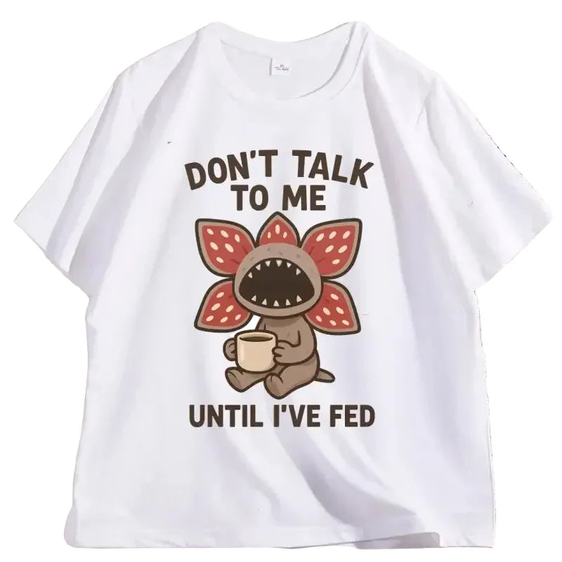 T-shirt blanc en coton avec illustration humour démogorgon tenant une tasse et texte humour culture pop