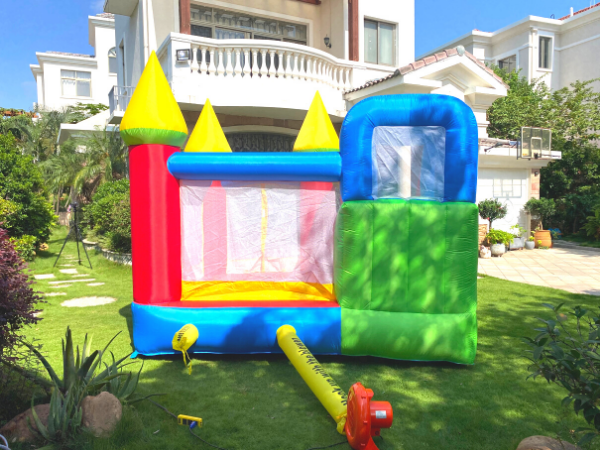 Castello gonfiabile con scivolo | SlipBounce