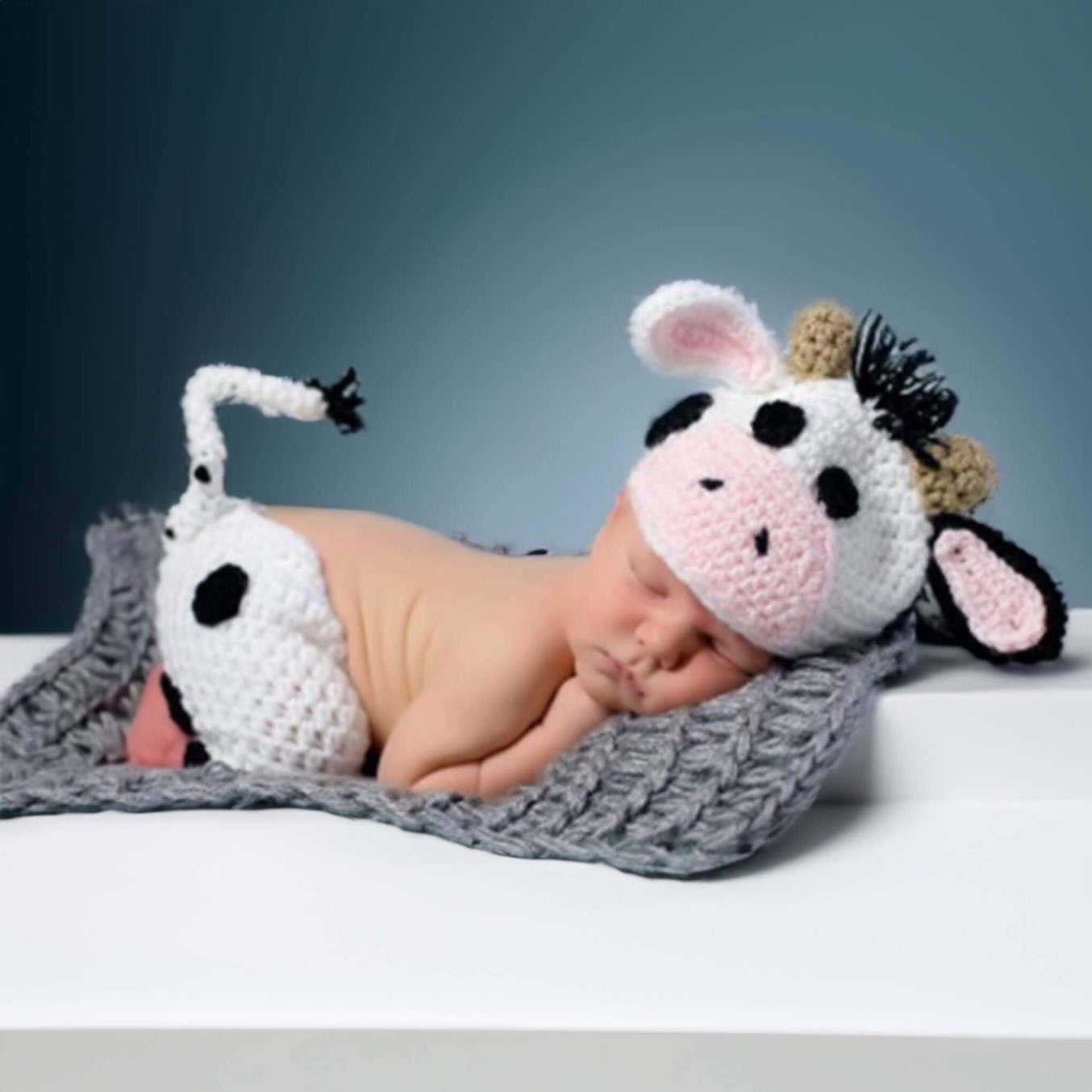 Ensemble de photographie nouveau-né CuddlyCow™ tricoté à la main (tenue au crochet en coton biologique)