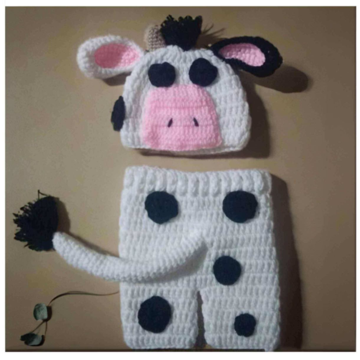 Ensemble de photographie nouveau-né CuddlyCow™ tricoté à la main (tenue au crochet en coton biologique)