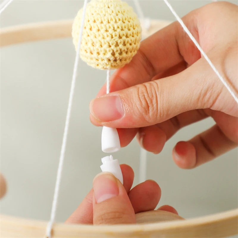 Mobile musical pour lit de bébé en bois, hochets en feutre doux, animaux de dessin animé, boîte à musique pour nouveau-né, jouet suspendu, support de lit, cadeaux pour bébé
