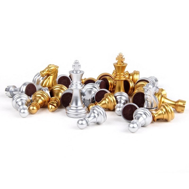 Pezzi degli scacchi magnetici oro e argento