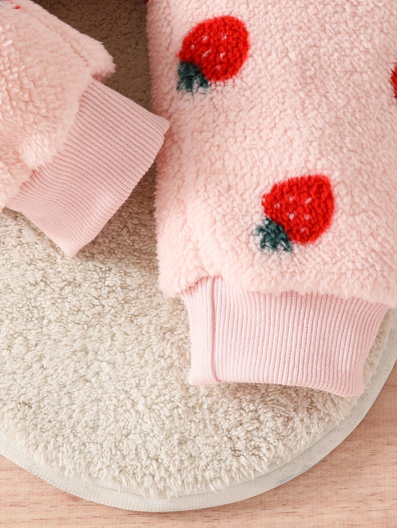 Barboteuse à capuche bébé fille – peluche imprimé fraises