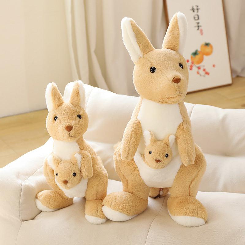 Mamma canguro di peluche con il suo cucciolo