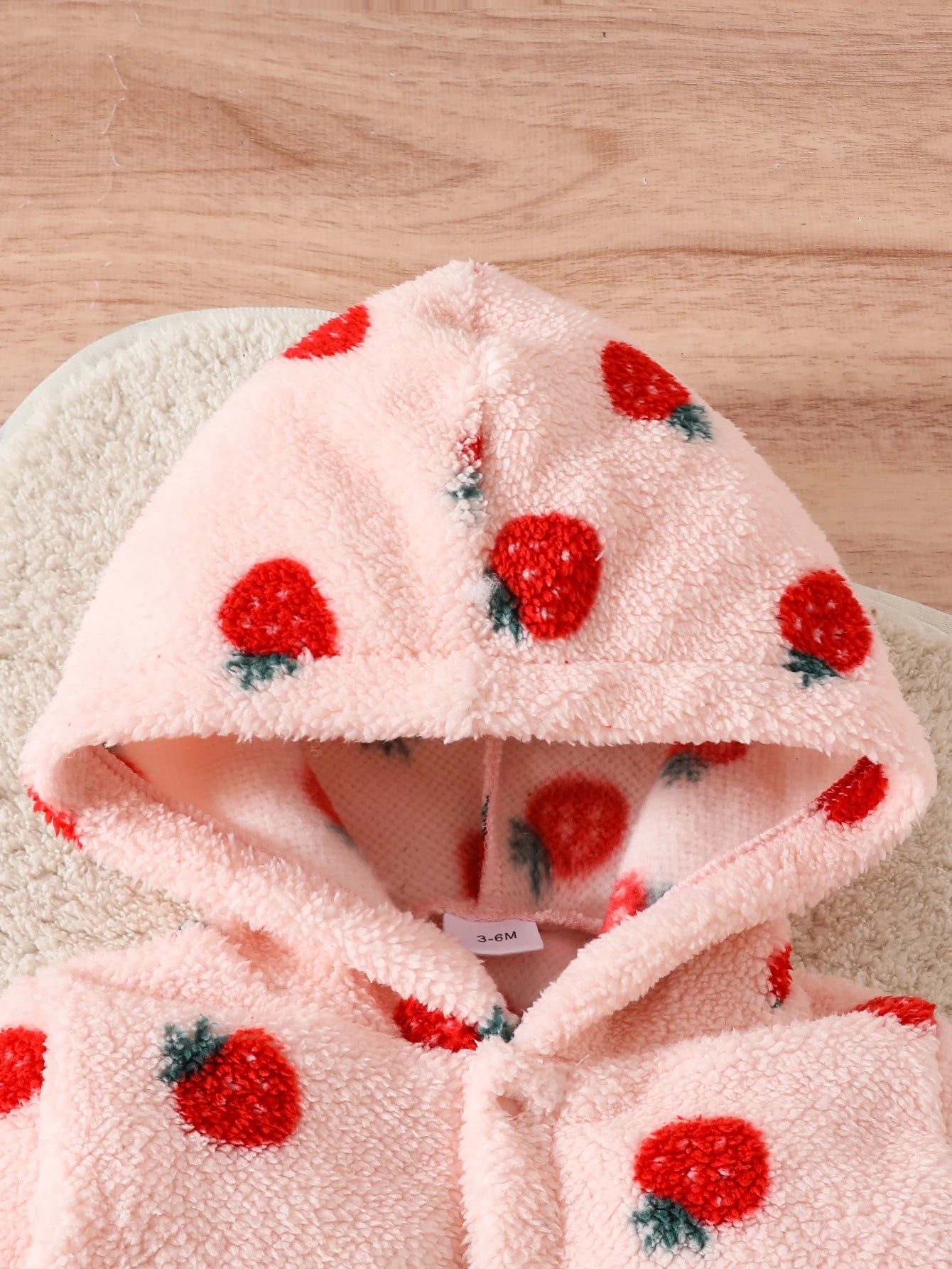 Barboteuse à capuche bébé fille – peluche imprimé fraises
