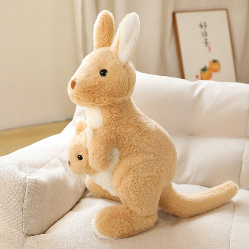 Mamma canguro di peluche con il suo cucciolo