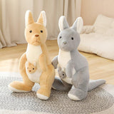 Mamma canguro di peluche con il suo cucciolo