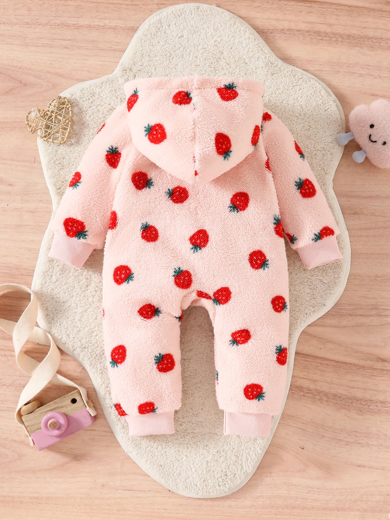 Barboteuse à capuche bébé fille – peluche imprimé fraises