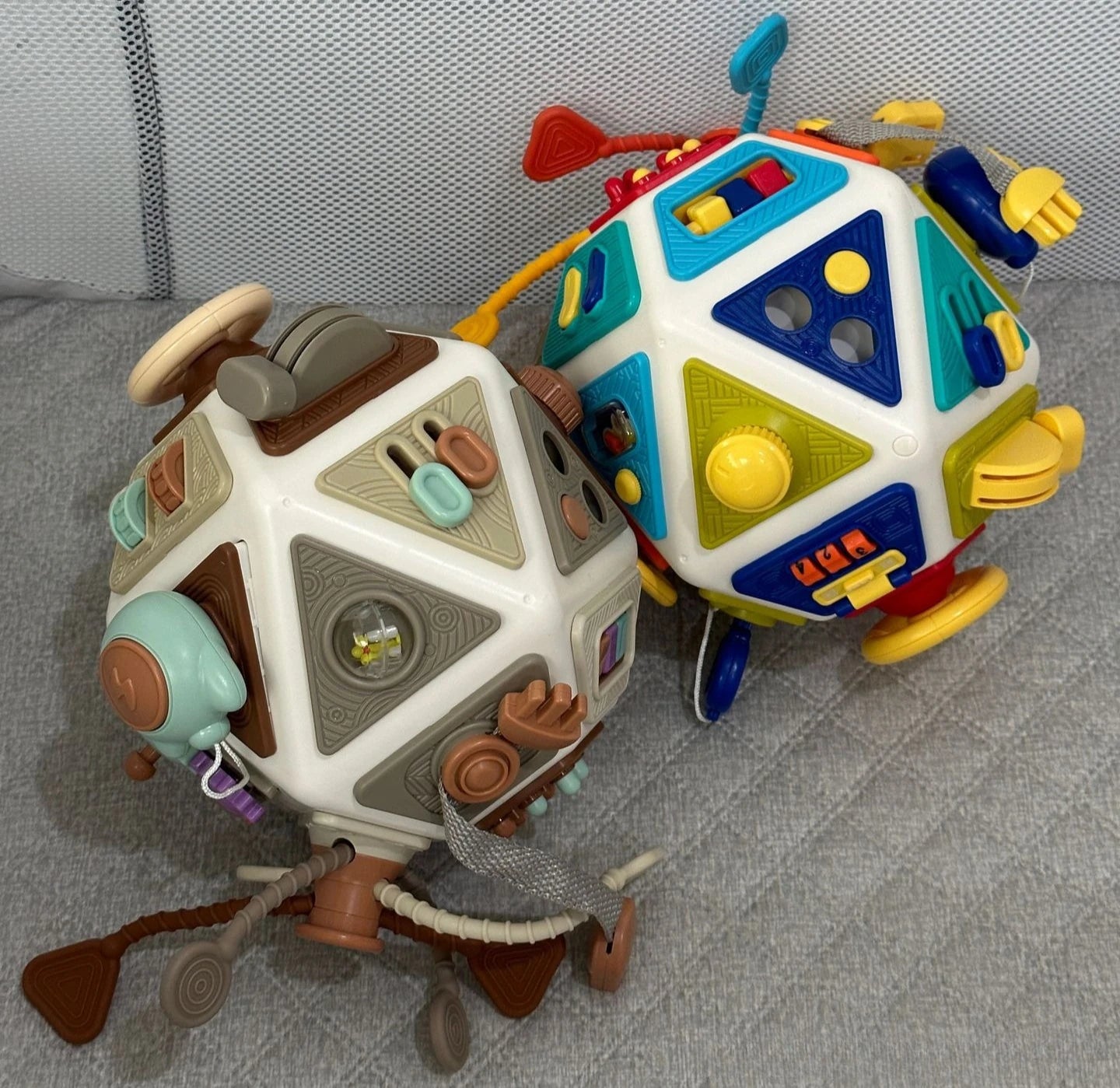 Cube d'activité Montessori – busy board sensoriel de voyage