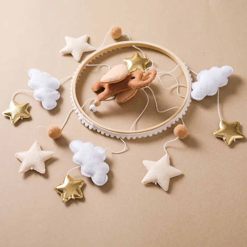 Mobile musical pour lit de bébé en bois, hochets en feutre doux, animaux de dessin animé, boîte à musique pour nouveau-né, jouet suspendu, support de lit, cadeaux pour bébé