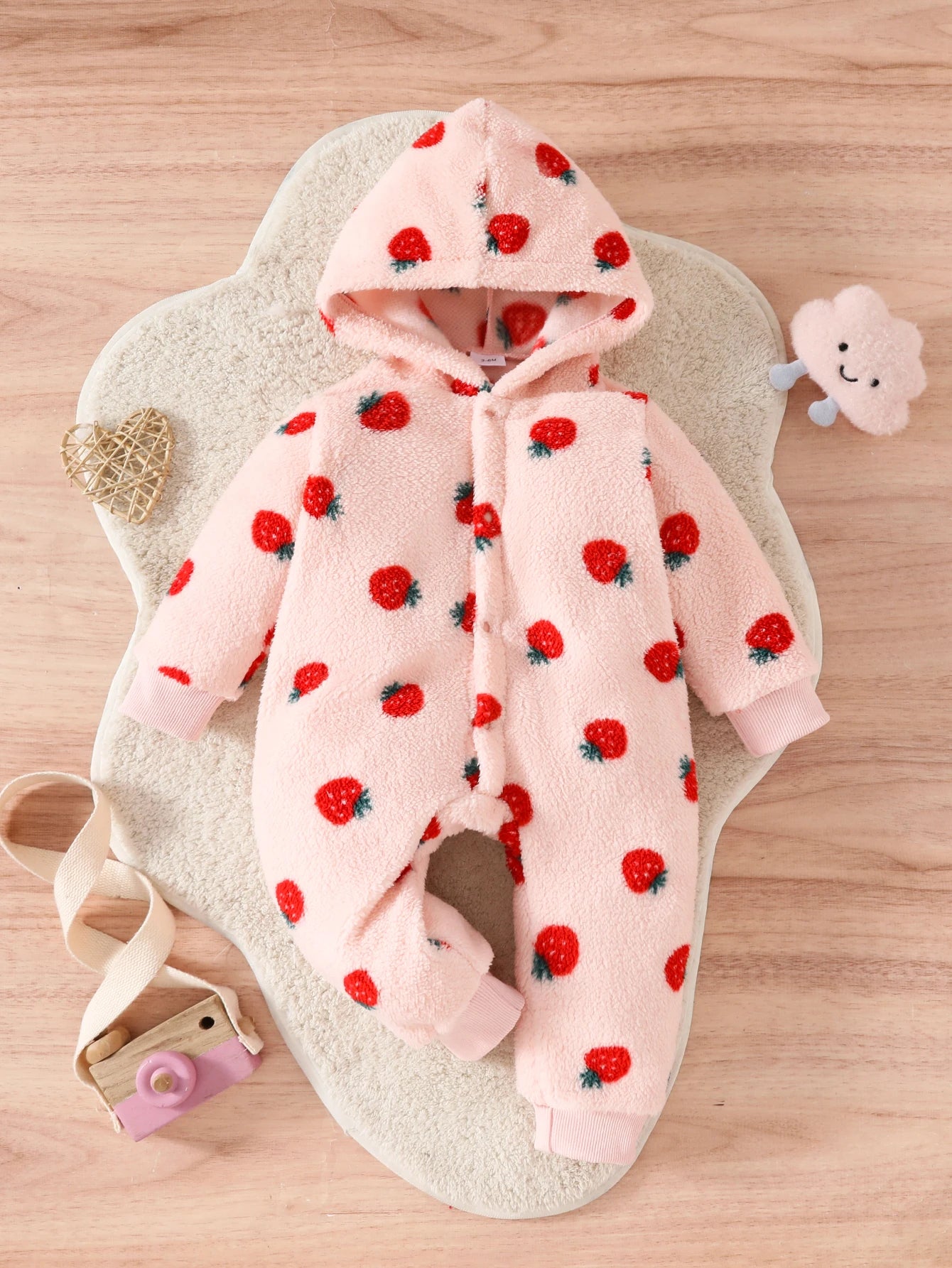 Barboteuse à capuche bébé fille – peluche imprimé fraises