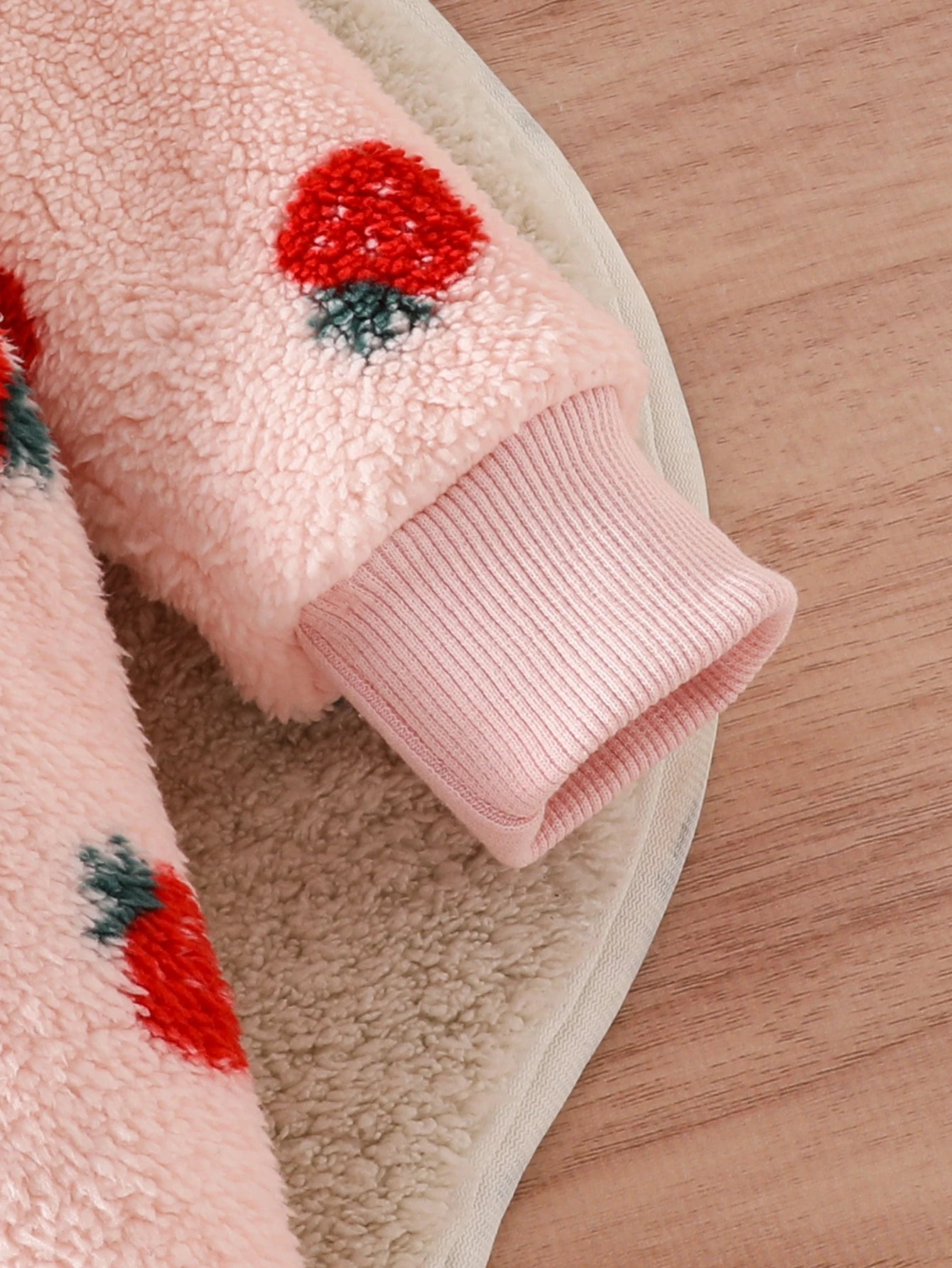 Barboteuse à capuche bébé fille – peluche imprimé fraises