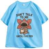 T-shirt bleu clair manches courtes avec illustration humour culture pop démogorgon tenant une tasse et texte humoristique