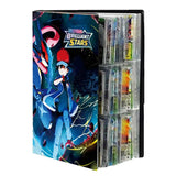 Album pokemon noir avec couverture brillant stars anime rempli de cartes pokémon colorées en pochettes transparentes