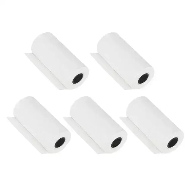 Cinq rouleaux blancs de papier essuie-tout avec noyau noir sont présentés en arrière-plan dans un appareil photo instantané pour enfant