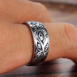 Bague jujutsu kaisen ryomen sukuna en argent avec design embossé dyeux stylisés en matériaux durables bijou unique
