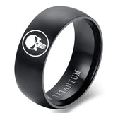 Bague anime marvel punisher en titane noir avec logo crane punisher blanc gravé cercle sur surface externe