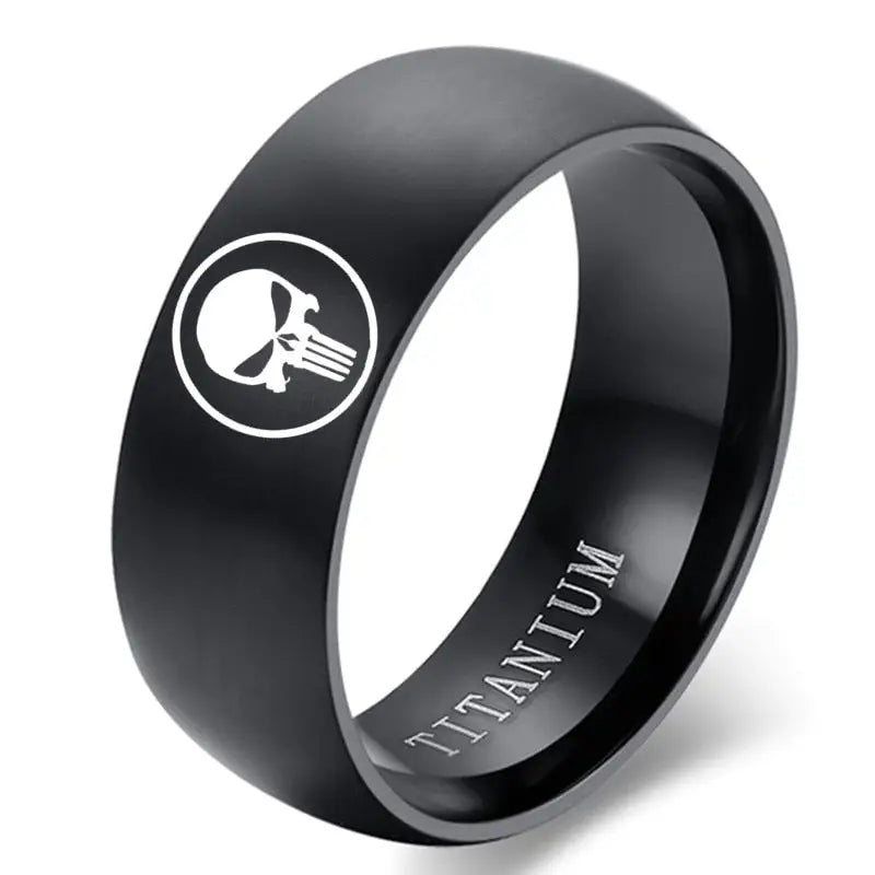 Bague anime marvel punisher en titane noir avec logo crane punisher blanc gravé cercle sur surface externe