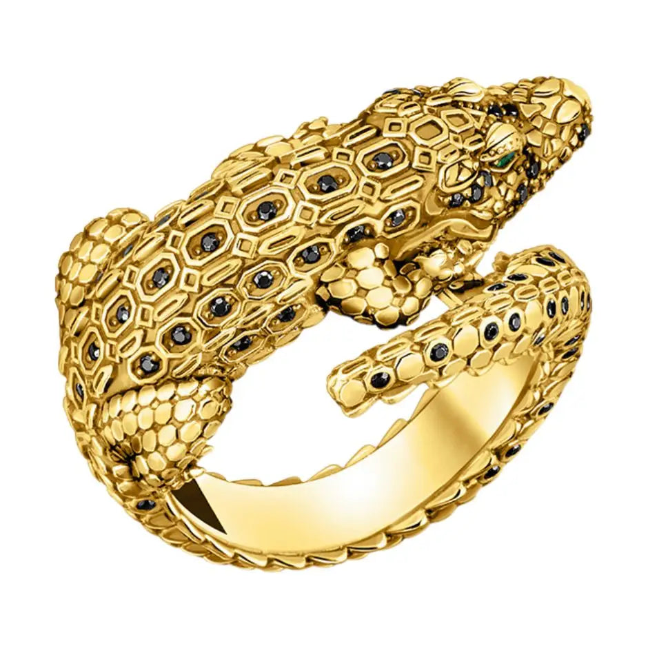 Bague argent crocodile doré avec design saisissant et yeux en pierre noire détaillant des écailles texturées