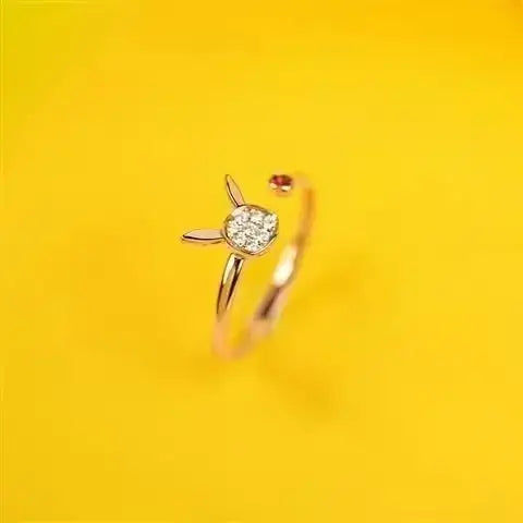 Bague femme pokémon réglable en cuivre doré avec centre en diamant et petite pierre rouge accentuée