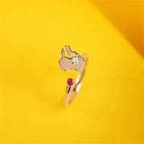 Bague femme pokémon réglable en cuivre doré avec design minimaliste de main et pierre rouge intégrée