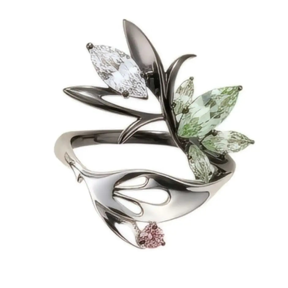 Bague pokémon shaymin argent en forme de feuille argentée ornée de pierres marquise vertes et claires avec une pierre rose parfaite pour un cadeau parfait