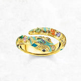 Bague serpent magique en argent plaqué or ornée d’émail turquoise et pierres précieuses colorées détaillées