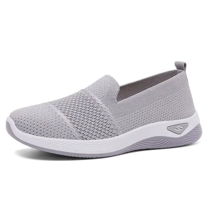 Basket orthopédique femme légère en maille gris clair avec semelle blanche en caoutchouc et branding subtil