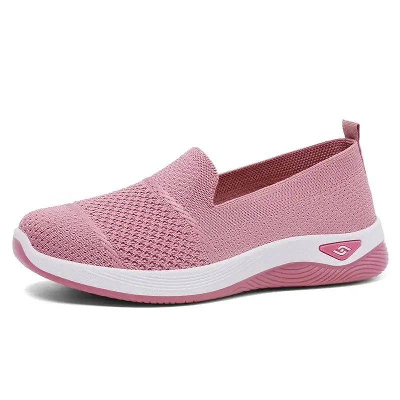 Basket orthopédique femme en maille rose avec semelle blanche et logo discret, chaussure orthopédique pour femme confortable