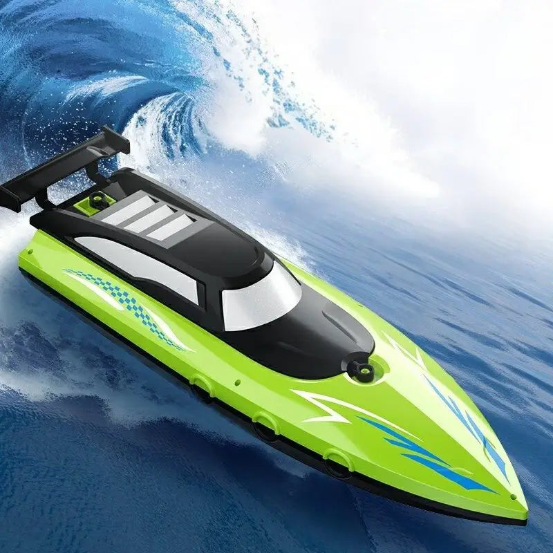 Bateau télécommandé haute vitesse lime vert et noir avec éclairs bleus naviguant sur les vagues océaniques