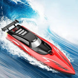 Bateau télécommandé rouge et noir avec décor éclairs blanc vitesse élevée naviguant sur eau bleue