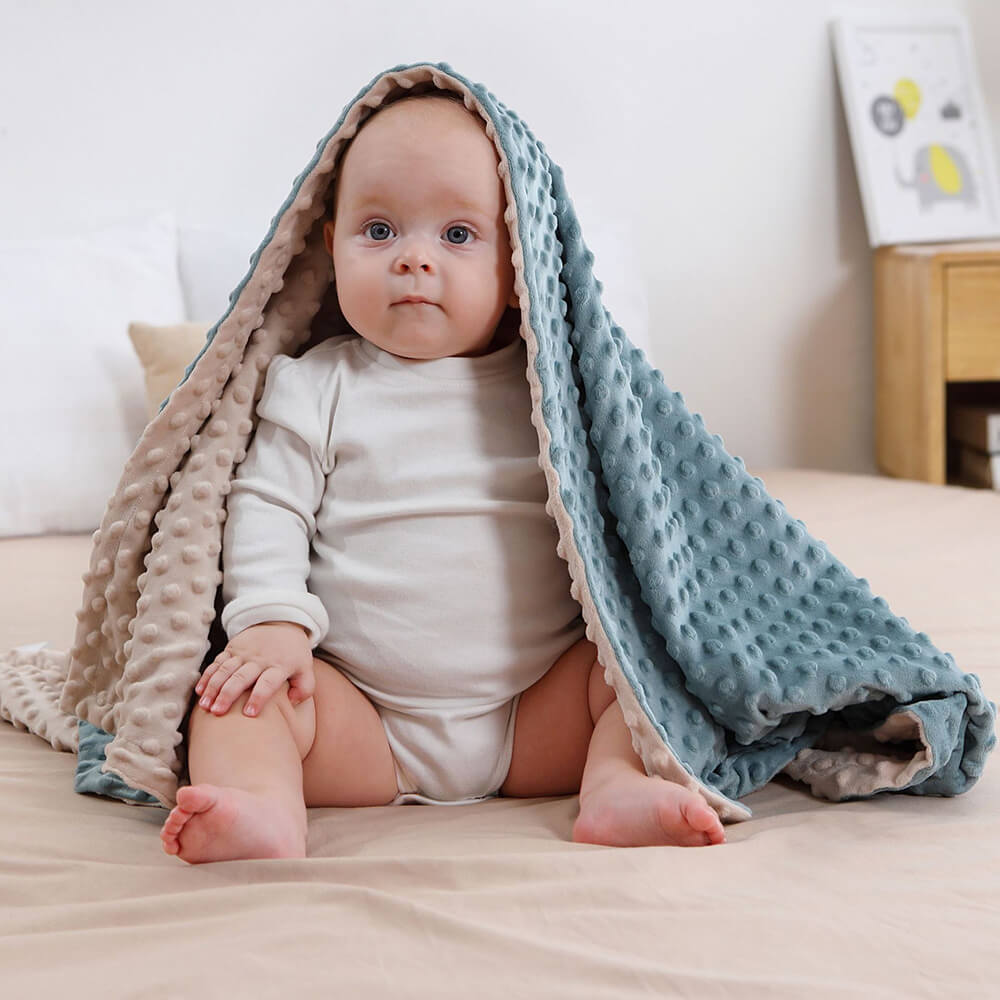 Copertina per Neonati in Peluche Blu con Nastro e Motivo a Pois sul Retro | Pile Sensoriale a Doppio Strato