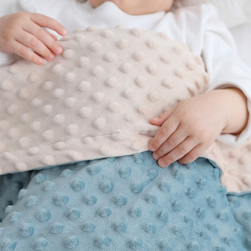 Copertina per Neonati in Peluche Blu con Nastro e Motivo a Pois sul Retro | Pile Sensoriale a Doppio Strato
