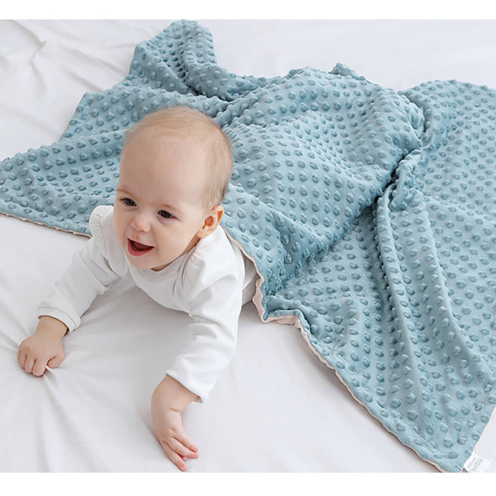 Copertina per Neonati in Peluche Blu con Nastro e Motivo a Pois sul Retro | Pile Sensoriale a Doppio Strato