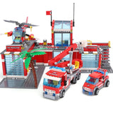 Bloc de construction station de pompier rouge et grise avec hélicoptère camions et palmiers pour construire lego pompier à construire