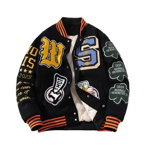 Blouson bomber jacket baseball noir avec patchs brodés orange blanc et motifs sportifs pour jacket baseball streetwear