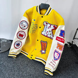 Blouson Hello Kitty baseball jaune et crème avec patchs brodés colorés offrant confort optimal et détails soignés