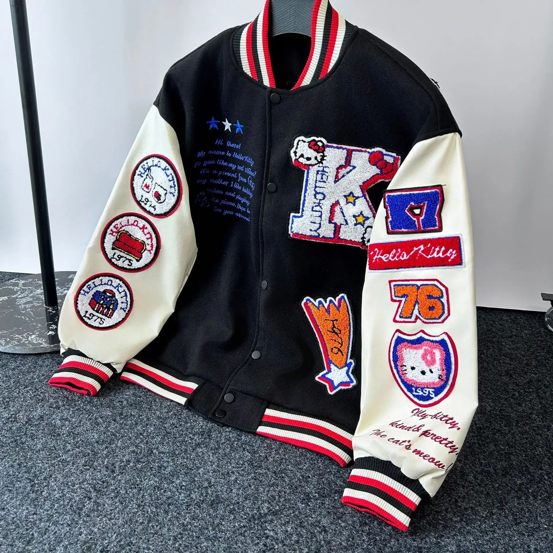 Blouson hello kitty baseball noir et crème avec patchs hello kitty, lettres brodées et détails soignés pour confort optimal