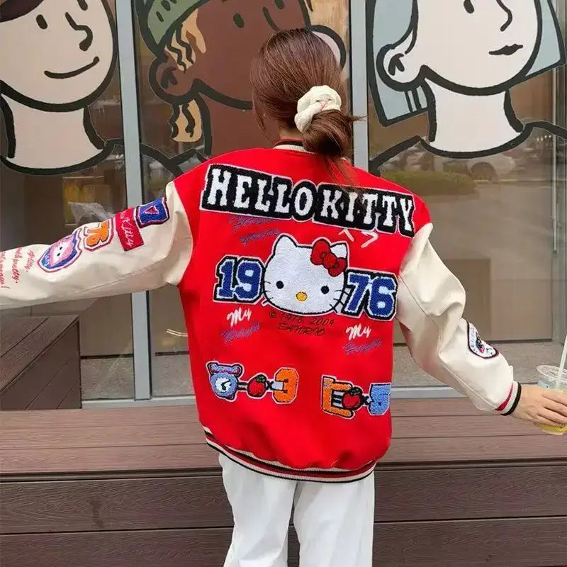 Blouson hello kitty baseball rouge avec manches crème en matières confortables et détails soignés brodés