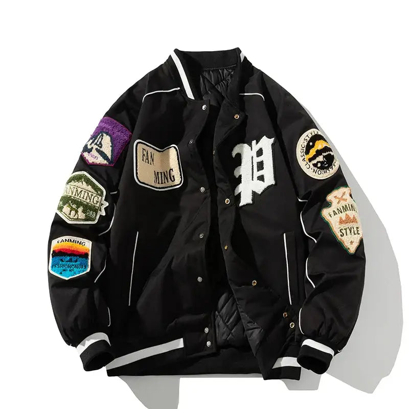 Blouson jacket baseball homme noir avec écussons brodés colorés, quilting intérieur et style varsity classique