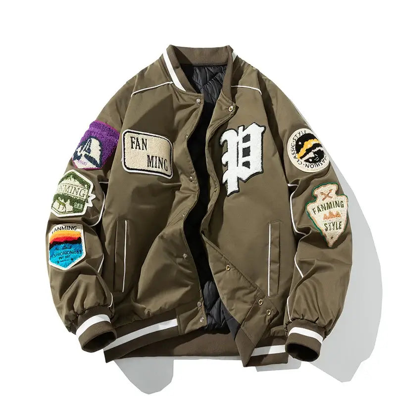 Blouson jacket baseball homme kaki avec écussons brodés colorés et coupe confortable style varsity